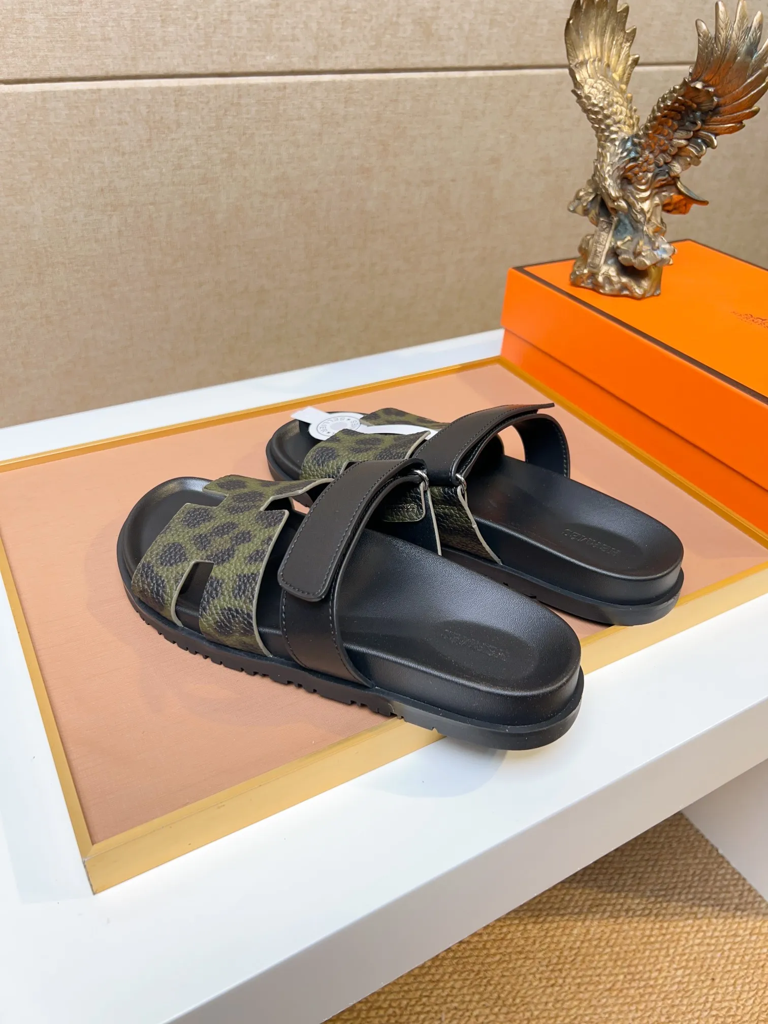Men's clothing and shoes 💰340 💅💅💅 new arrival. Hermes Hermes official website latest counter synchronized new oran color leather H slippers, the original Paris version flew back to the original model and opened the mold to make it perfectly🍌The highest quality Sincerity, you can enter and leave the counter at will [Deyi] The upper is made of original customized  colored palm prints, crocodile print, ostrich print, colored cow leather, colored cow suede, 🤔 horse hair, 🥳 colored diamonds, 🥰 3D printing, and other genuine leather slippers, imported cow pattern foot pad lining, Italian  latest original genuine leather combination outsole Code number: 38-48 (customized at 46.47.48) Can be made into picture combination sole with genuine leather pattern and ordinary molded outsole